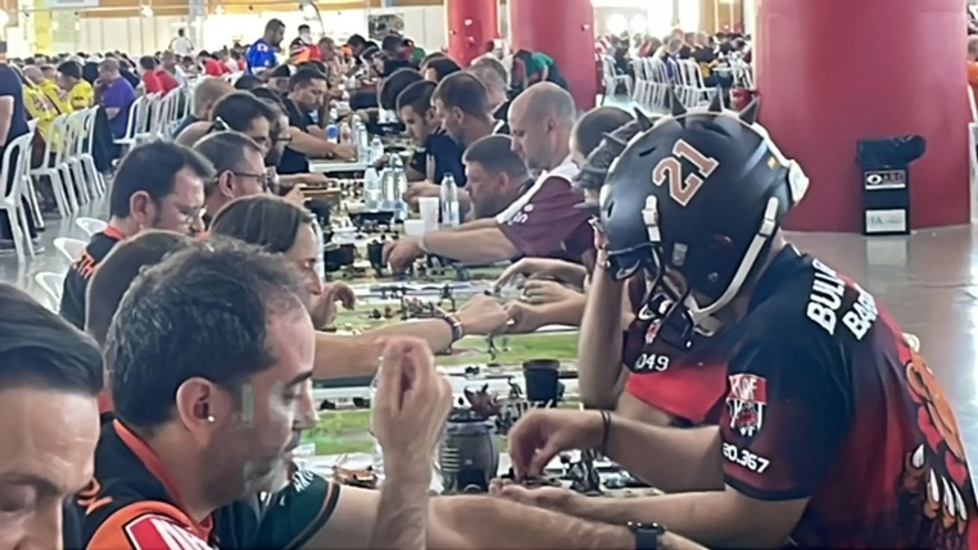 Gente jugando al bloodbowl